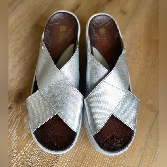 New BZees Desire Cross Slide Sandals Silver Size 10 Wedge - Picture 3 of 9